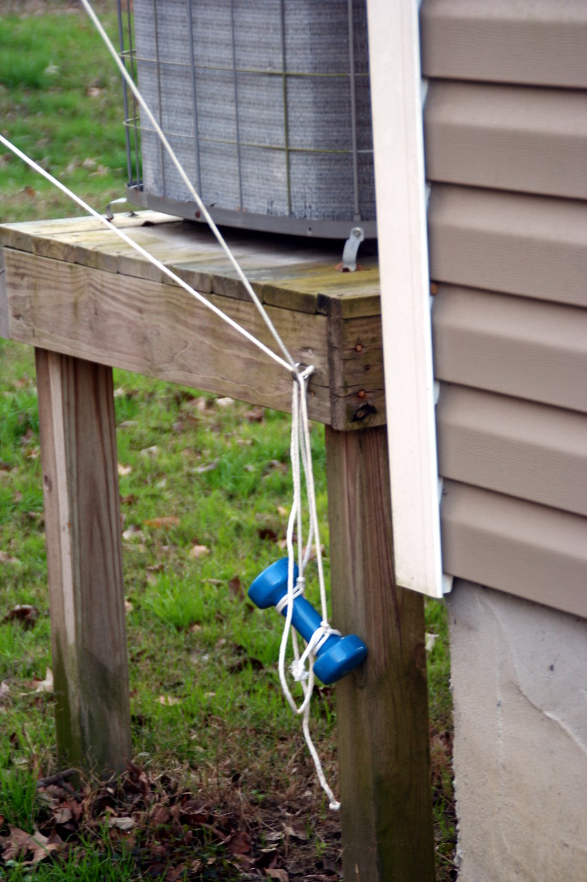 Weights holding down the antenna rope