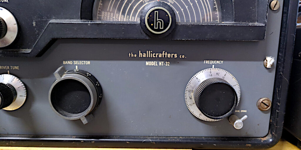 Bottom right of the Hallicrafters HT-32 frornt panel showing the band selector knob and frequency dial knob.